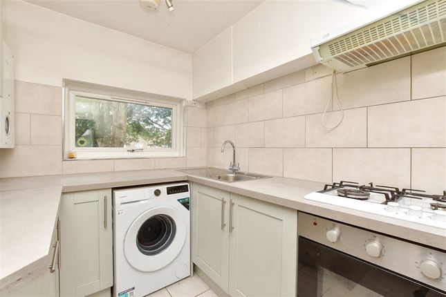 2 bed property, in Blackbush Close, £300,000