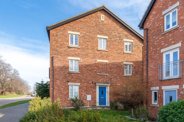 3 bed property, in Dragonfly Lane, £325,000