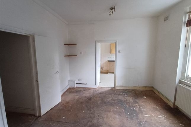 1 bed property, in Nevern Place, £215,000