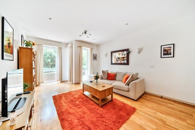1 bed property, in Melliss Avenue, £375,000