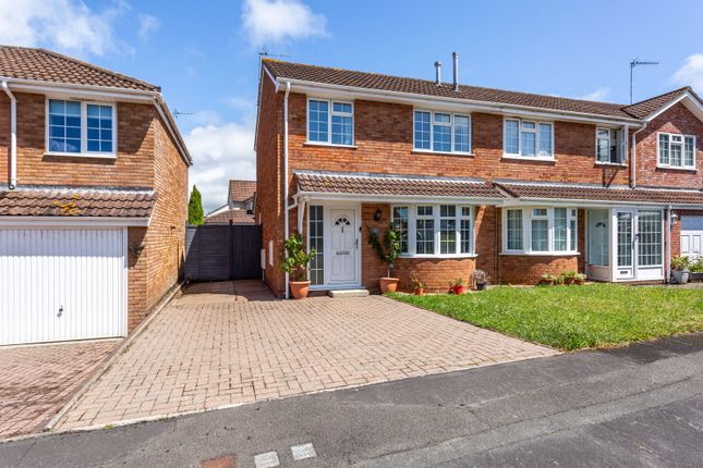 3 bed property, in Cross Close, £270,000