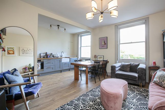 2 bed property, in Camberwell Grove, £650,000