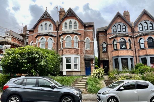 5 bed property, in Holliers Hill, £399,950