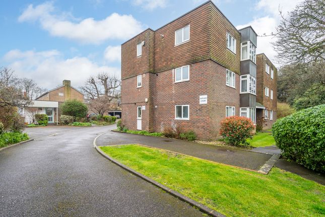2 bed property, in Eastgate Court, £240,000