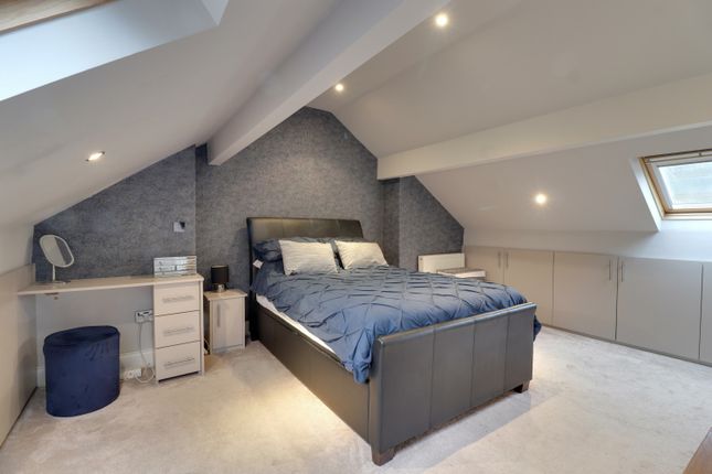3 bed property, in Huddersfield Road, £245,000
