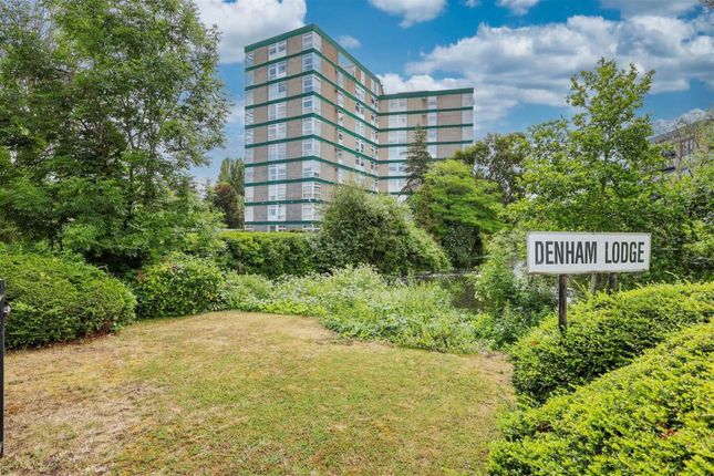 2 bed property, in Denham Lodge, £350,000