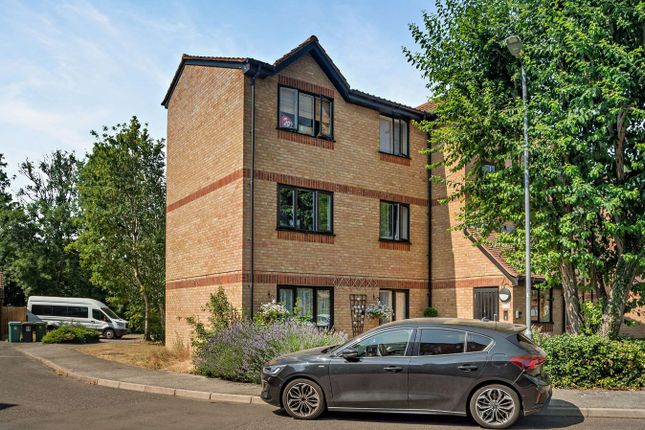 1 bed property, in Courtlands Close, £150,000