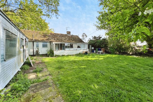 2 bed property, in Upwell Road, £295,000
