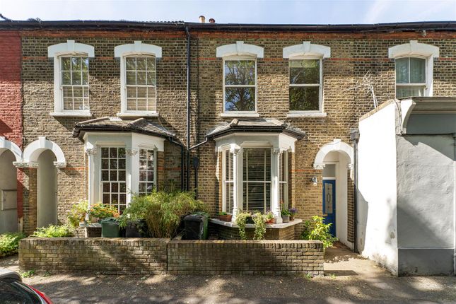 3 bed property, in Orford Road, £925,000
