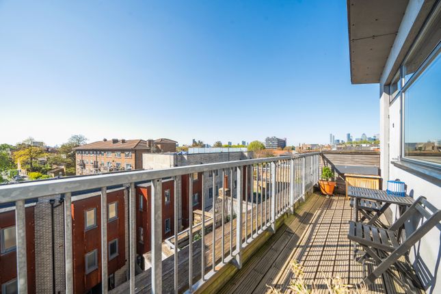 1 bed property, in Deptford High Street, £290,000