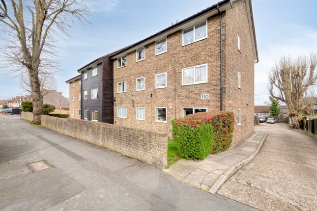 1 bed property, in Benhill Road, £215,000