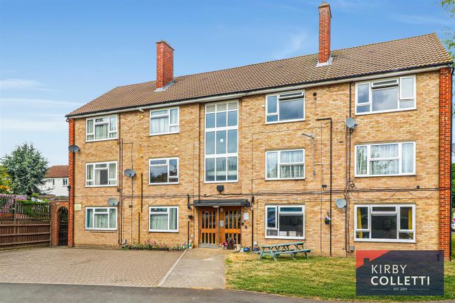 2 bed property, in Berkeley Close, £249,950