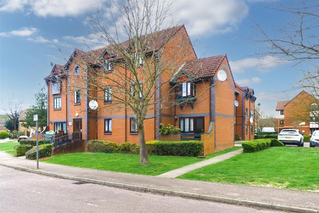 1 bed property, in Swallow Court, £199,950
