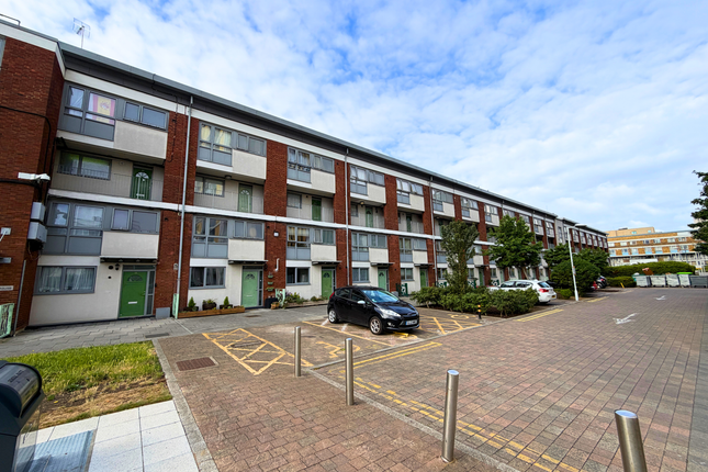 3 bed property, in Flat 46 Denchworth House, £325,000