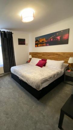 1 bed property, in First Floor Flat, £275,000
