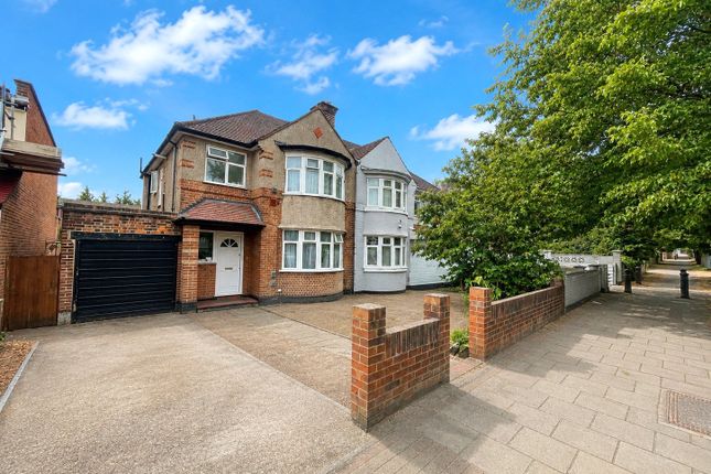 3 bed property, in Great West Road, £749,950