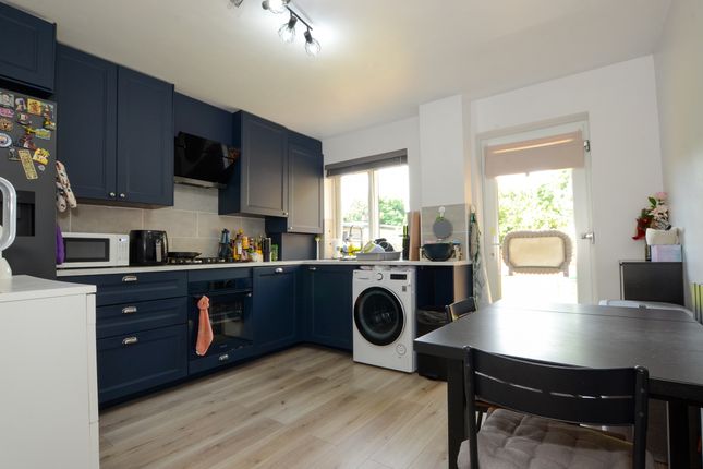 2 bed property, in Badgers Close, £475,000