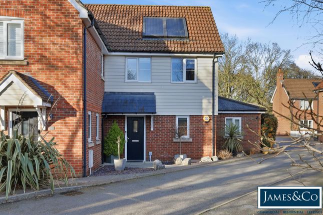 2 bed property, in Parish Way, £390,000