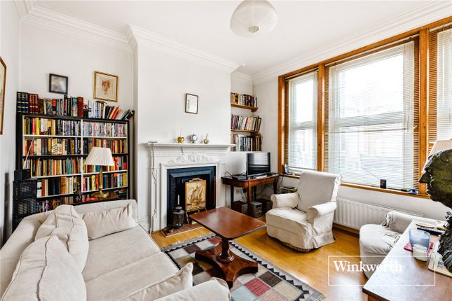 2 bed property, in Ballards Lane, £275,000