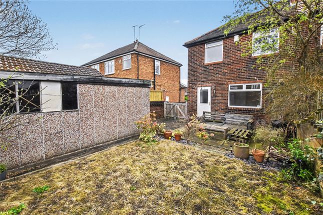 2 bed property, in Kirkstall Avenue, £205,000