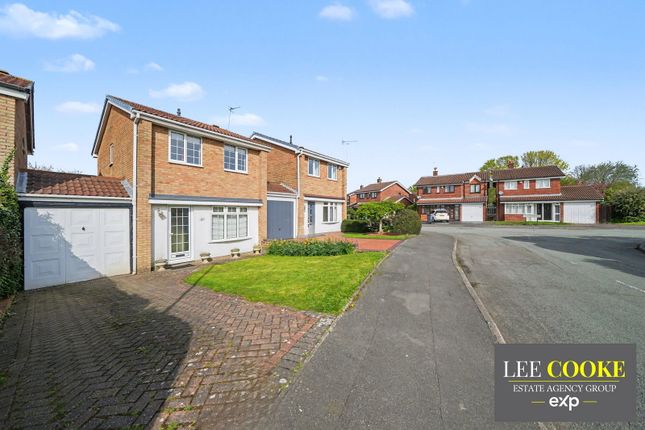 3 bed property, in Miles Meadow Close, £285,000