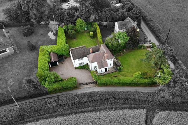 5 bed property, in Foxes Lane, £625,000