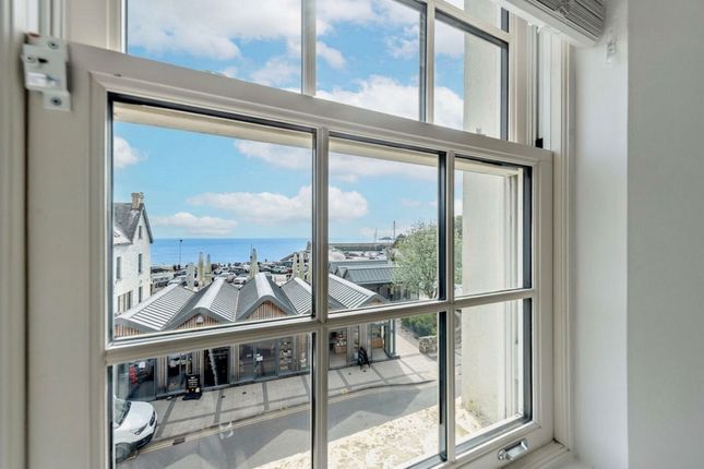 3 bed property, in Cambrian Quay, £375,000