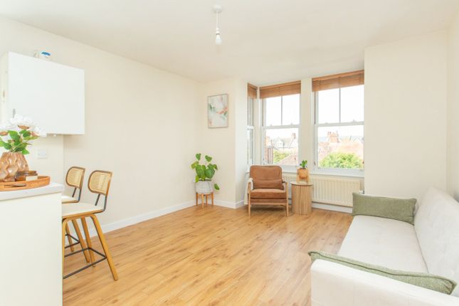 2 bed property, in Downs Park, £180,000