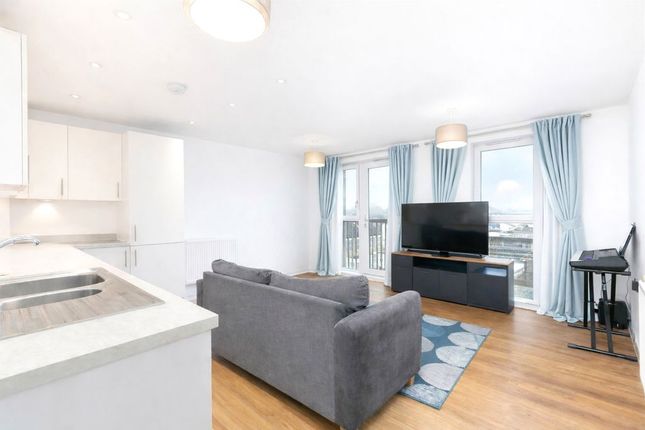 2 bed property, in Connersville Way, £275,000