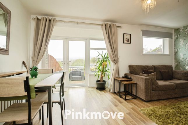 2 bed property, in Steepfield, £190,000
