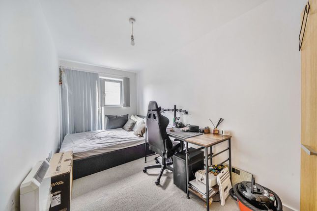 2 bed property, in Agate Close, £220,000
