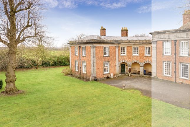 3 bed property, in Weald Moors Park, £365,000