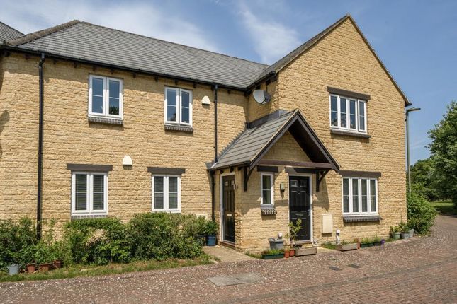 2 bed property, in Lewisfield Way, £325,000