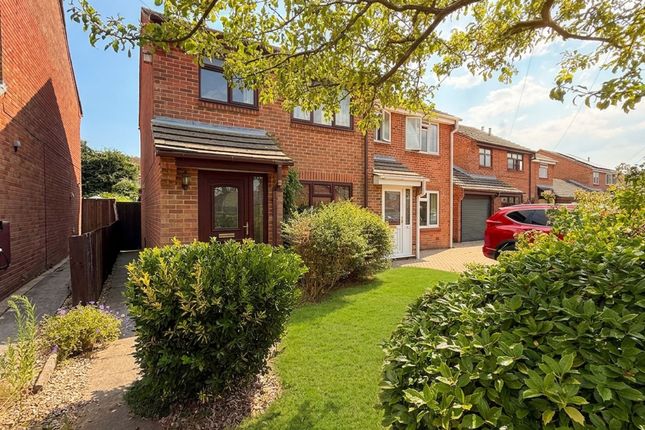 3 bed property, in Hayward Court, £265,000