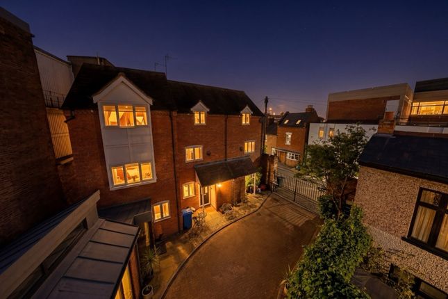 4 bed property, in Scholars Lane, £525,000