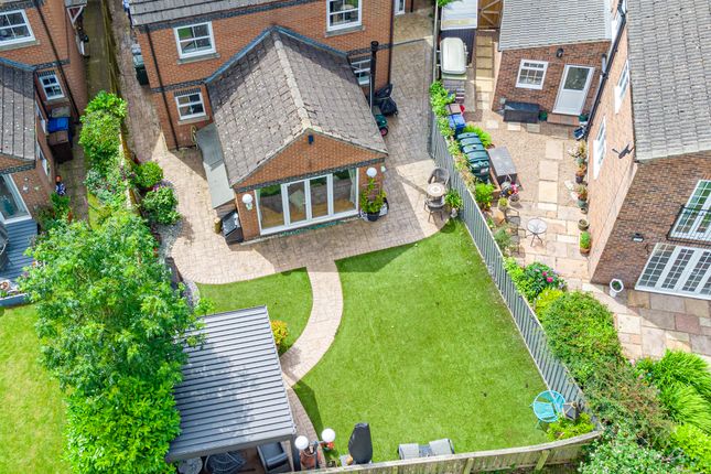 6 bed property, in Main Street, £400,000