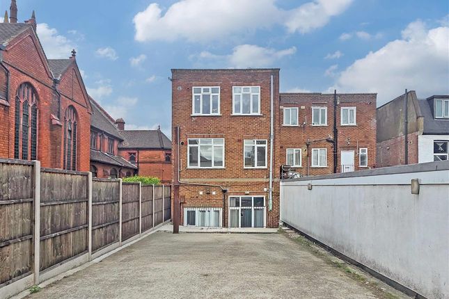 1 bed property, in High Street, £130,000