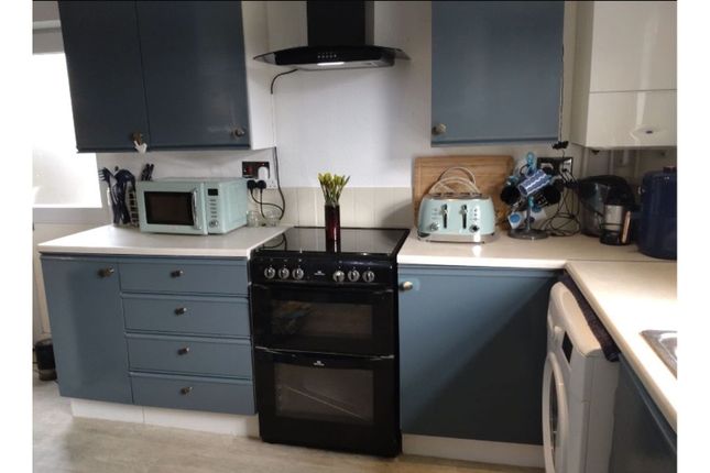 2 bed property, in Woodcock Avenue, £400,000