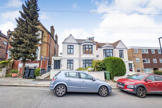 2 bed property, in Canonbie Road, £265,000