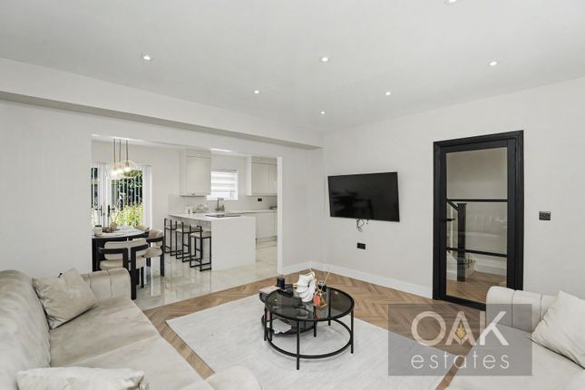 3 bed property, in Charlton Road, £475,000