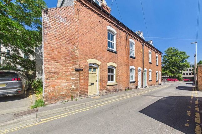 2 bed property, in Norfolk Street, £175,000