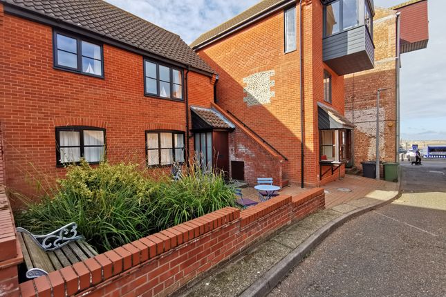 1 bed property, in Tunns Yard, £244,000