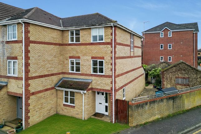 5 bed property, in Livesey Close, £750,000
