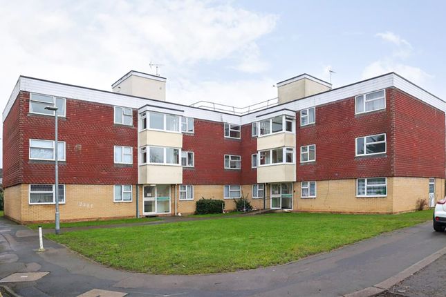 2 bed property, in Langdale Gardens, £155,000