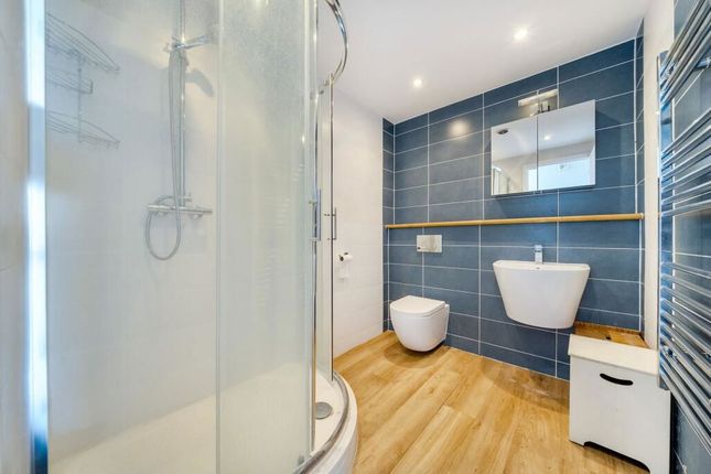 1 bed property, in Cross Road, £130,000