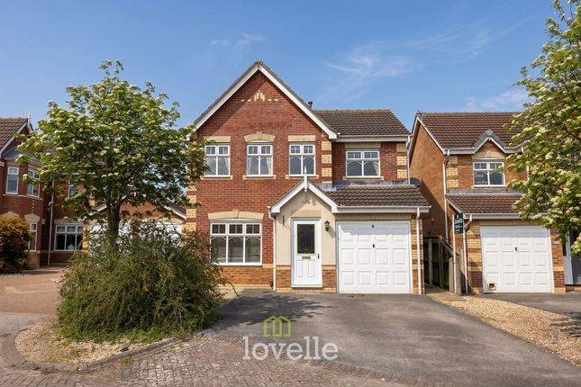 4 bed property, in Hampton Close, £290,000