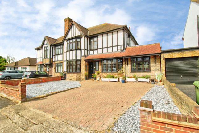 4 bed property, in Edward Close, £900,000