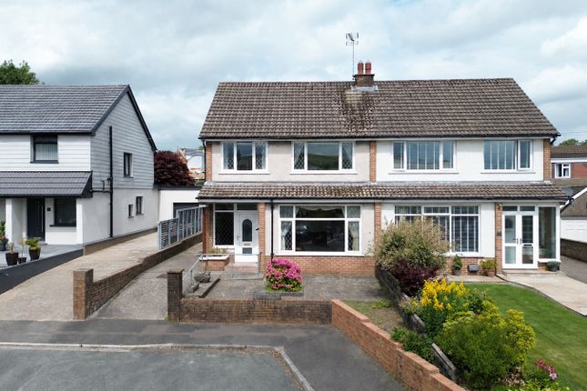 3 bed property, in Hollybush Close, £325,000