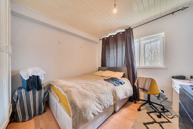 2 bed property, in Roseberry Street, £320,000