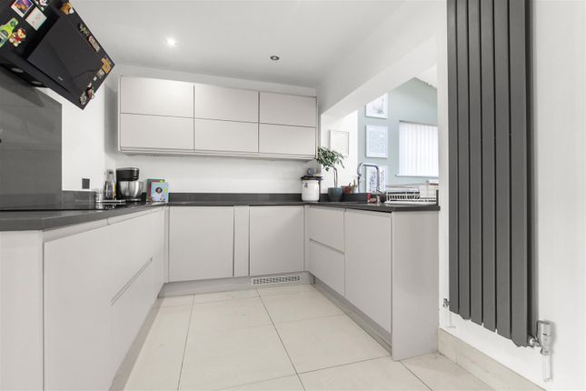 3 bed property, in Poplar Avenue, £220,000